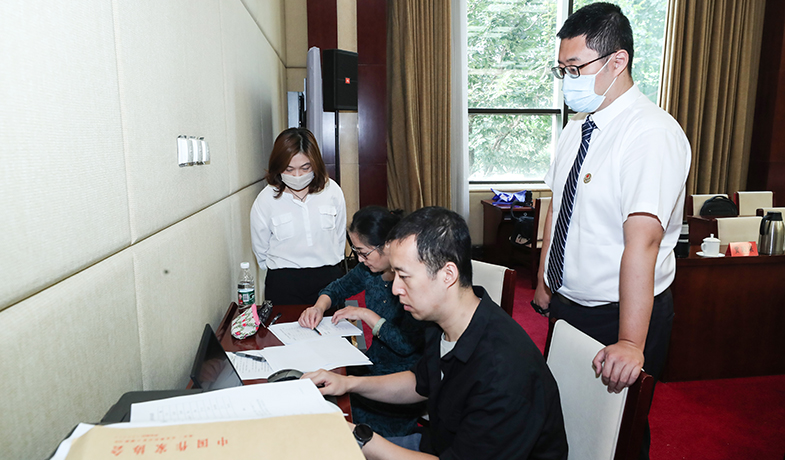 工作人員在紀(jì)律監(jiān)察組和公證員的監(jiān)督下統(tǒng)計選票