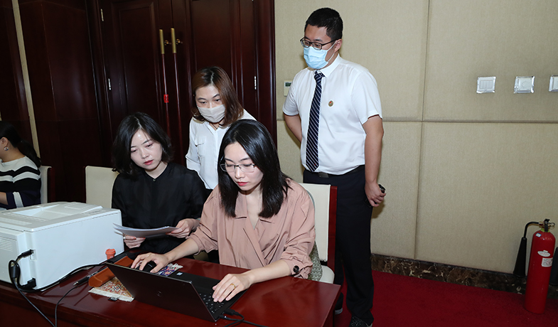 工作人員在紀(jì)律監(jiān)察組和公證員的監(jiān)督下統(tǒng)計選票