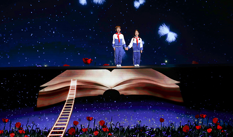 婁藝瀟、劉旖惟、李牧陽表演《大山里的小詩人》