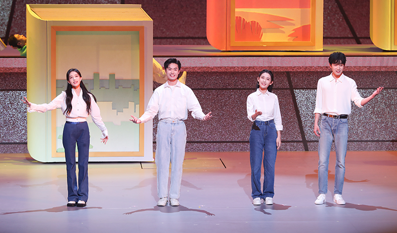 李一桐、張狄、蔣依依、范世錡表演情景歌舞《文學(xué)里的青春》