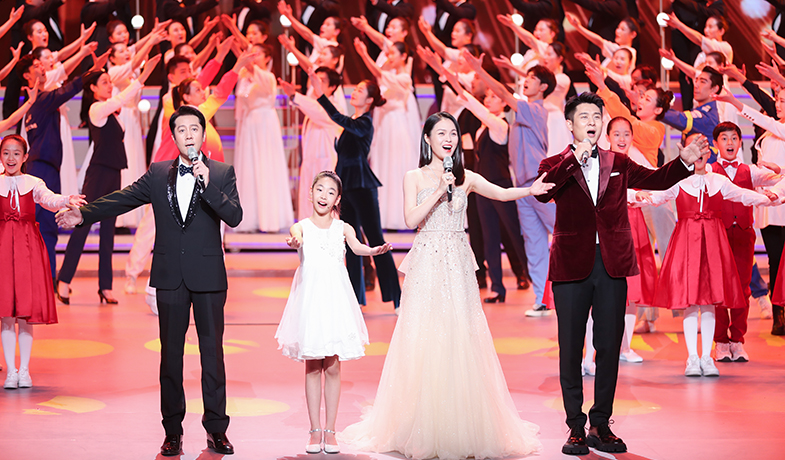 蔡國慶、龔爽、馬佳、田覓蜜演唱歌曲《新征程，我們一起遠(yuǎn)航》