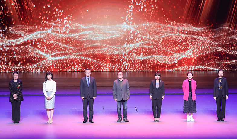 馬天牧、李亞梓、李偉長、李黎、吳越、季亞婭、趙萍代表責(zé)任編輯們上臺