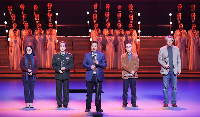 路也、劉笑偉、陳人杰、韓東、臧棣（從左至右）領(lǐng)取詩歌獎