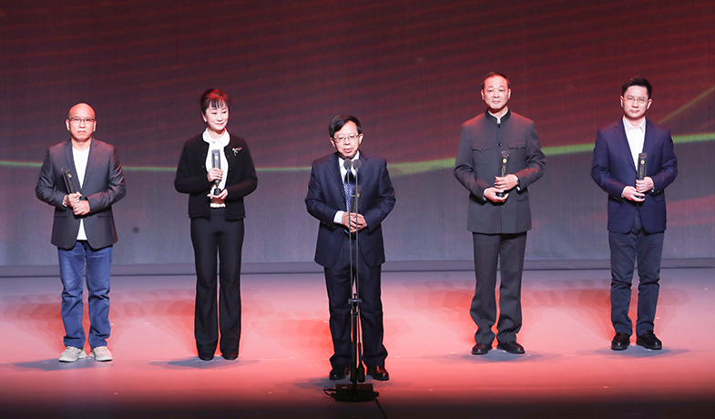 陳倉、李舫、龐余亮、江子、沈念（從左至右）領(lǐng)取散文雜文獎