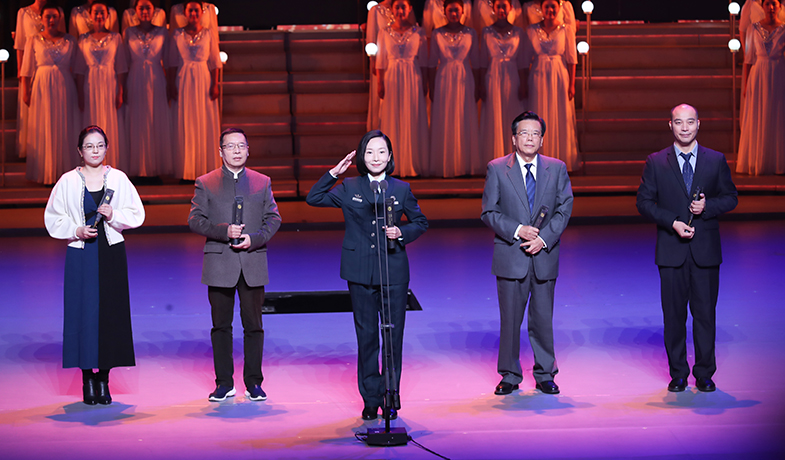 蔡東、鐘求是、董夏青青、張者、劉建東（宗永平代領(lǐng)）（從左到右）領(lǐng)取短篇小說獎