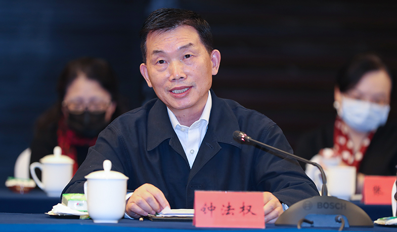 獲獎作家代表鐘法權(quán)在會上發(fā)言