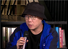石一楓：“兵行險招”的小說　　笛安以前的小說，“我”經常是個女孩，而這部小說雖然寫得很順，但是有其“兵行險招”之處。[詳細]