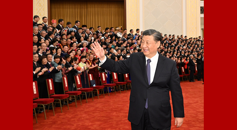 3月11日，中國人民政治協商會議第十四屆全國委員會第一次會議在北京閉幕。習近平向委員揮手致意。
