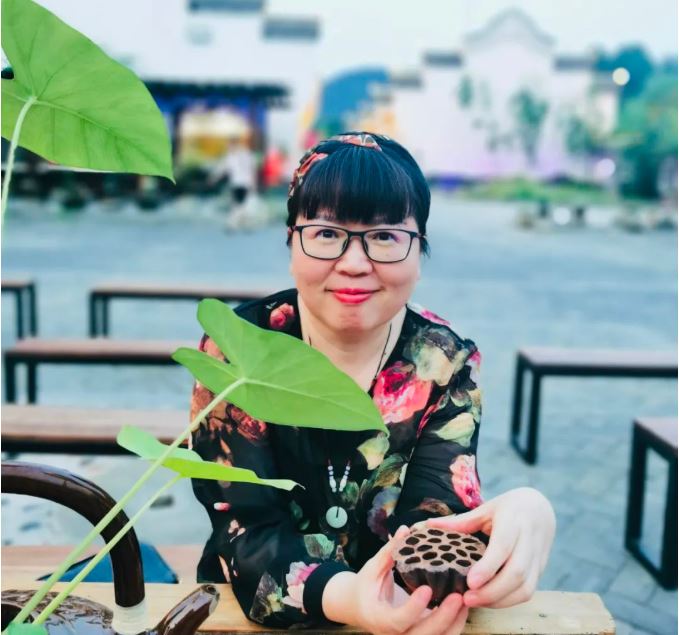 喬葉  著名作家，北京老舍文學院專業作家，北京作協副主席。出版小說《最慢的是活著》《認罪書》《藏珠記》以及散文集《深夜醒來》《走神》等。獲魯迅文學獎、人民文學獎、華語文學傳媒獎、北京文學獎、郁達夫小說獎、杜甫文學獎、小說選刊年度大獎、百花文學獎等多個獎項，多部作品被譯介到俄羅斯、西班牙、意大利等國家。長篇小說新作《寶水》入選2022中國好書、南方周末年度好書、文學報年度好書、騰訊年度好書等。