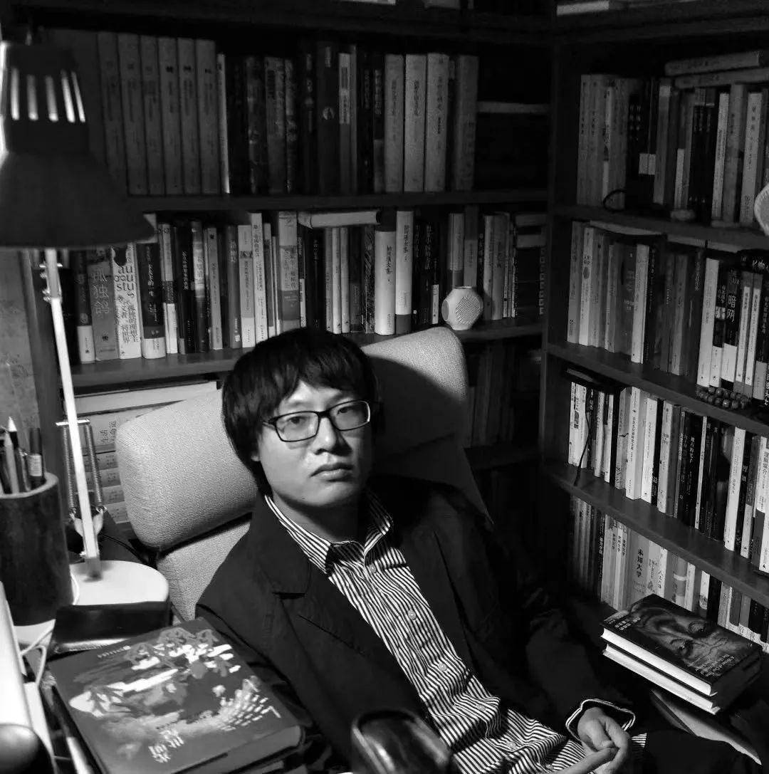李晁，1986年生于湖南，現居貴陽。2007年開始發表小說，曾獲《上海文學》新人獎、《作家》金短篇獎、華語青年作家獎短篇小說“雙子星”獎等。