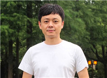 楊慶祥：李鳳群的寫作有國際視野　　《月下》為我們展現(xiàn)普通的女性，她們有著內(nèi)在的生命意志，她們的精神有著復(fù)雜的維度。[詳細(xì)]