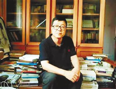 穆濤，《美文》雜志常務副主編，中國散文學會副會長，中國作家協會散文專業委員會委員，西北大學教授、博士研究生導師，陜西省文藝評論家協會副主席，享受國務院特殊津貼專家，陜西省有突出貢獻專家。著有散文集《俯仰由他》、《看左手》、《明日在往事中》（與賈平凹先生合作，賈平凹作畫，穆濤行文）、《先前的風氣》、《中國人的大局觀》、《中國歷史的體溫》，隨筆集《肉眼看文壇》《放心集》《散文觀察》。《先前的風氣》一書獲第六屆魯迅文學獎和“2014中國好書”獎。2017年獲全國五一勞動獎章。