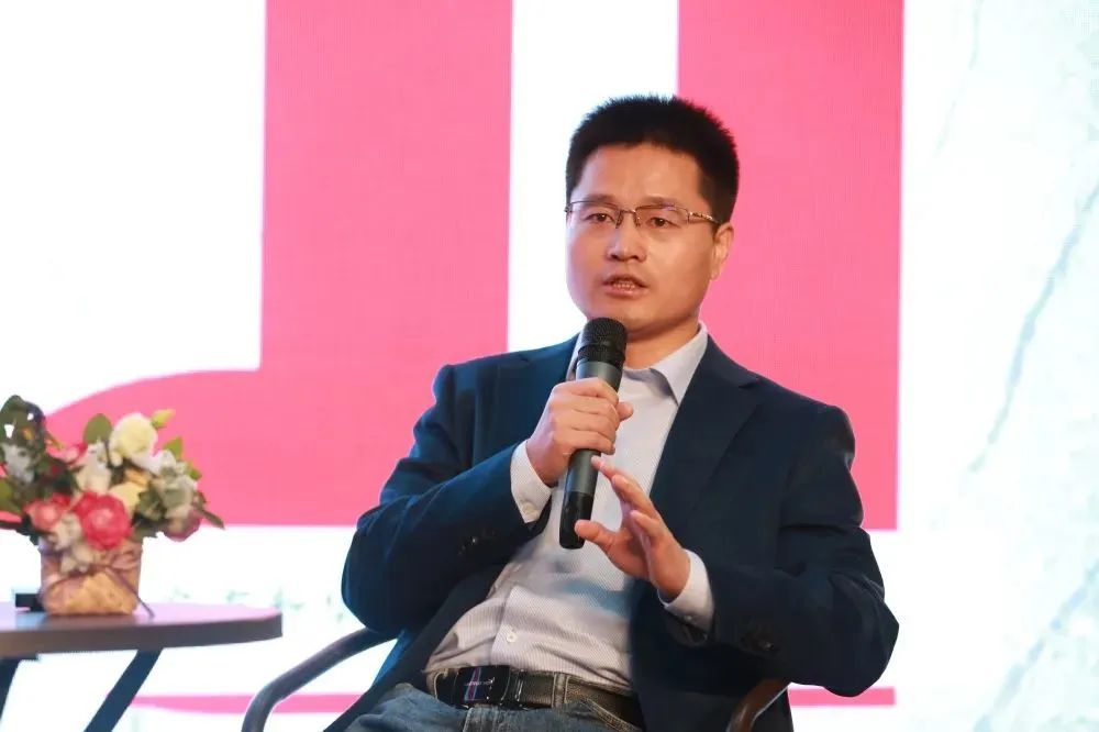 楊輝，陜西師范大學文學院教授、博士生導師。著有《“大文學史”視域下的賈平凹研究》《陳彥論》等。曾獲唐弢青年文學研究獎、中國當代文學研究優秀成果獎、《中國現代文學研究叢刊》《中國當代文學研究》優秀論文獎。兼任中國現代文學館特邀研究員、中國當代文學研究會理事、中國文藝評論家協會理事、中國小說學會理事。