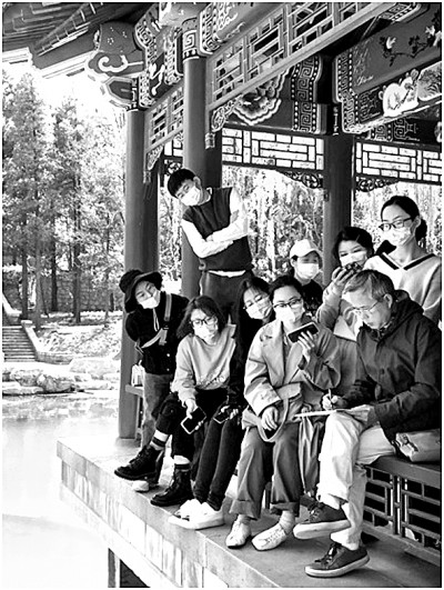 吳冠英（前排右一）在給學生上課。圖片由作者提供