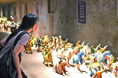 游客在河南洛陽朝陽鎮(zhèn)南石山村的唐三彩作品陳列展示館內(nèi)參觀。新華社發(fā)