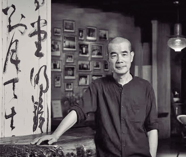楊爭光：陜西乾縣人，1982年畢業于山東大學中文系。深圳市文聯原副主席，深圳市作家協會副主席、影視家協會副主席。長期從事詩歌、小說、影視劇寫作。著有長篇小說《少年張沖六章》《我的歲月靜好》等，中短篇小說集《黃塵》《黑風景》《賭徒》《老旦是一棵樹》《公羊串門》《鬼地上的月光》《驢隊來到奉先畤》《棺材鋪》等。作品曾獲莊重文文學獎、夏衍電影文學獎、人民文學獎等。作品被翻譯成多國文字在國外出版。      電影《雙旗鎮刀客》獲日本夕張驚險與幻想國際電影節大獎；西柏林國際電影節新評論獎；香港十佳電影等；《五魁》獲鹿特丹國際電影節觀眾最佳選票獎；《雜嘴子》獲威尼斯電影節國會議員獎；《黃沙青草紅太陽》獲布拉格國際電影節大獎；《How HarryBecameaTree》（根據《老旦是一棵樹》改編），2000年法國/意大利/愛爾蘭聯合出品。電視劇《水滸傳》獲中國電視劇“飛天獎”、金鷹獎；《激情燃燒的歲月》總策劃，獲中國電視劇“飛天獎”、金鷹獎等。      楊爭光的最新長篇小說《我的歲月靜好》入選2022年中國作家協會重點作品扶持項目，并榮獲第九屆“深圳十大佳著”，這是2012年以來，楊爭光唯一一部新作，也是自《少年張沖六章》之后的唯一一部長篇小說。《我的歲月靜好》一經出版，好評如潮。