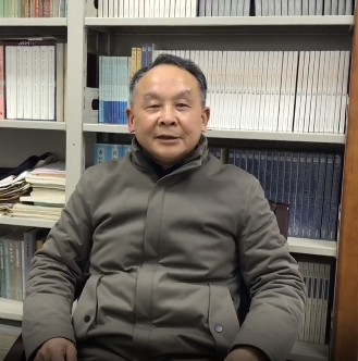 陳文新，教育部“長(zhǎng)江學(xué)者”特聘教授，國(guó)家社科基金重大招標(biāo)項(xiàng)目首席專(zhuān)家，教育部重點(diǎn)教材《中國(guó)古代文學(xué)史》首席專(zhuān)家，兼任中華炎黃文化研究會(huì)科舉研究分會(huì)主席團(tuán)主席。現(xiàn)為武漢大學(xué)文學(xué)院教授委員會(huì)主席、中國(guó)傳統(tǒng)文化研究中心學(xué)術(shù)委員會(huì)主任。主編有十八卷本《中國(guó)文學(xué)編年史》、《歷代科舉文獻(xiàn)整理與研究叢刊》等。著有《中國(guó)文學(xué)流派意識(shí)的發(fā)生和發(fā)展》《明代文學(xué)與科舉文化生態(tài)》《傳統(tǒng)小說(shuō)與小說(shuō)傳統(tǒng)》《中國(guó)文化中的小說(shuō)傳統(tǒng)》等。