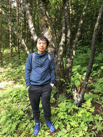 嚴彬，作家， 1981年生，湖南瀏陽人，中國人民大學創造性寫作專業碩士。出版詩集《我不因擁有玫瑰而感到抱歉》《國王的湖》《獻給好人的鳴奏曲》《大師的葬禮》、小說集《宇宙公主打來電話》等。參加第32屆青春詩會。曾入圍“金曲獎最佳作詞人”。