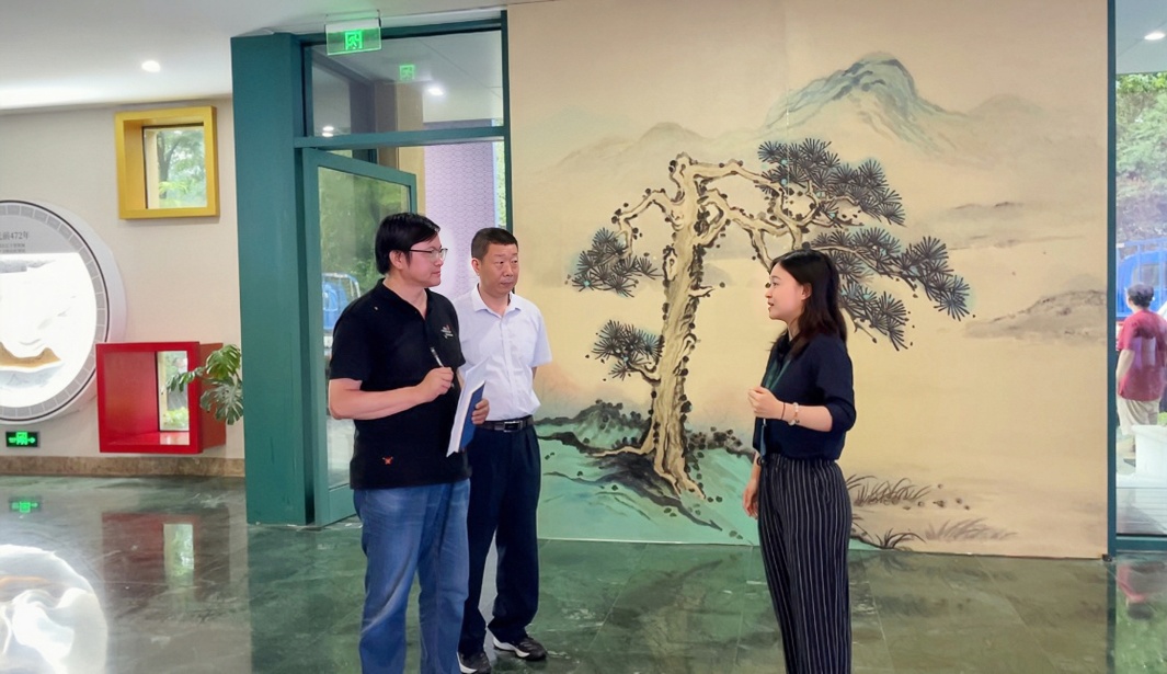 “中國一日”大型文學(xué)實踐活動走進南京“世界文學(xué)客廳”。（左起：作家曹峰峻、省作協(xié)聯(lián)絡(luò)部潘劍、文學(xué)客廳專職文史宣傳員萬梓葉）