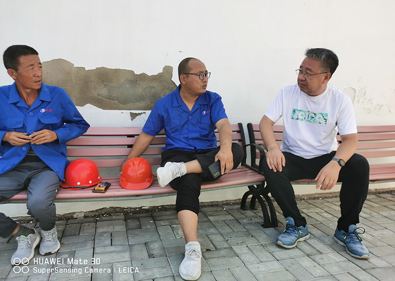 作家李子勝（右一）與鹽業風情園內鹽工師傅座談，了解現代制鹽工藝