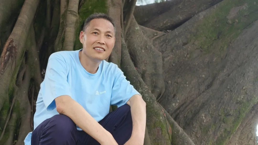 陳年喜，生于一九七〇年，陜西省丹鳳縣人。高中畢業(yè)后曾從事礦山爆破工作十六年，期間堅(jiān)持在空炸藥箱上、在巖石上、在床鋪上記錄驚心動(dòng)魄的井下人生。二〇一五年因頸椎受損離開(kāi)爆破崗位，后在貴州旅游公司從事文案工作，又到北京皮村的工友之家做義工。二〇二〇年因確診患?jí)m肺病，離職回鄉(xiāng)休養(yǎng)。已出版《微塵》《炸裂志》《活著就是沖天一喊》等著作，獲第一屆桂冠工人詩(shī)人獎(jiǎng)，入選《南方人物周刊》“2021魅力人物·100張中國(guó)臉”評(píng)選。