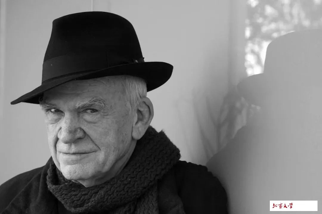 米蘭·昆德拉（捷克語：Milan Kundera，1929年4月1日—2023年7月12日）是捷克裔法國籍作家，出生于捷克斯洛伐克的布爾諾。1975年流亡法國，1981年歸化為法國公民。2019年重獲捷克公民身份。他在近年接受采訪的時候稱自己為法國作家，認為自己的作品應歸類為法國文學。其作品有長篇小說《玩笑》《生活在別處》《告別圓舞曲》《笑忘錄》《不能承受的生命之輕》和《不朽》，以及短篇小說集《好笑的愛》是以作者母語捷克文寫成。而他的長篇小說《慢》《身份》和《無知》，隨筆集《小說的藝術》《被背叛的遺囑》《帷幕》以及新作《相遇》則是以法文寫成。《雅克和他的主人》系作者戲劇代表作。2020年9月20日，獲得卡夫卡文學獎。