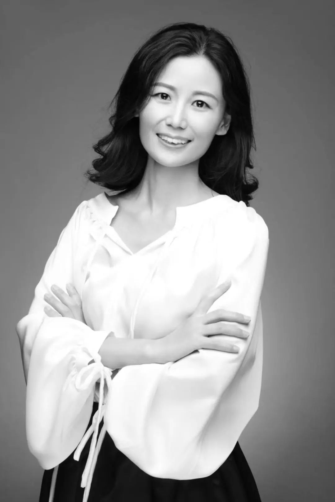 李海英，教授，碩士生導師。主要從事詩學研究、文學批評與文化批評研究，著有《未撥動的琴弦——中國新詩的批評與反批評》《偉大的塵世之詩——華萊士·史蒂文斯詩歌研究》，在《光明日報》《南方文壇》《揚子江評論》《中國現代文學研究叢刊》《新詩評論》《江漢學術》《上海文化》《詩刊》《詩探索》等期刊發(fā)表研究文章70多篇，偶在《新華文摘》《詩收獲》等刊全文轉載。2014年獲河南省優(yōu)秀博士論文，2015年獲“教育部名欄·現代詩學研究獎”，2022年度云南省社科二等獎。主持完成國家社科基金項目1項、中國博士后科學基金項目一項，在研云南省社科重大招標項目子項目一項。