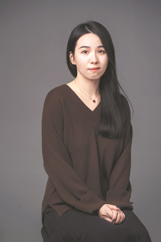 朱婧，文學(xué)博士，早稻田大學(xué)訪問學(xué)者，南京師范大學(xué)文學(xué)院副教授，碩士生導(dǎo)師，哥廷根大學(xué)“文化接觸——作家駐留”項(xiàng)目作家。出版有小說集《譬若檐滴》《貓選中的人》等。獲江蘇省第七屆紫金山文學(xué)獎(jiǎng)。