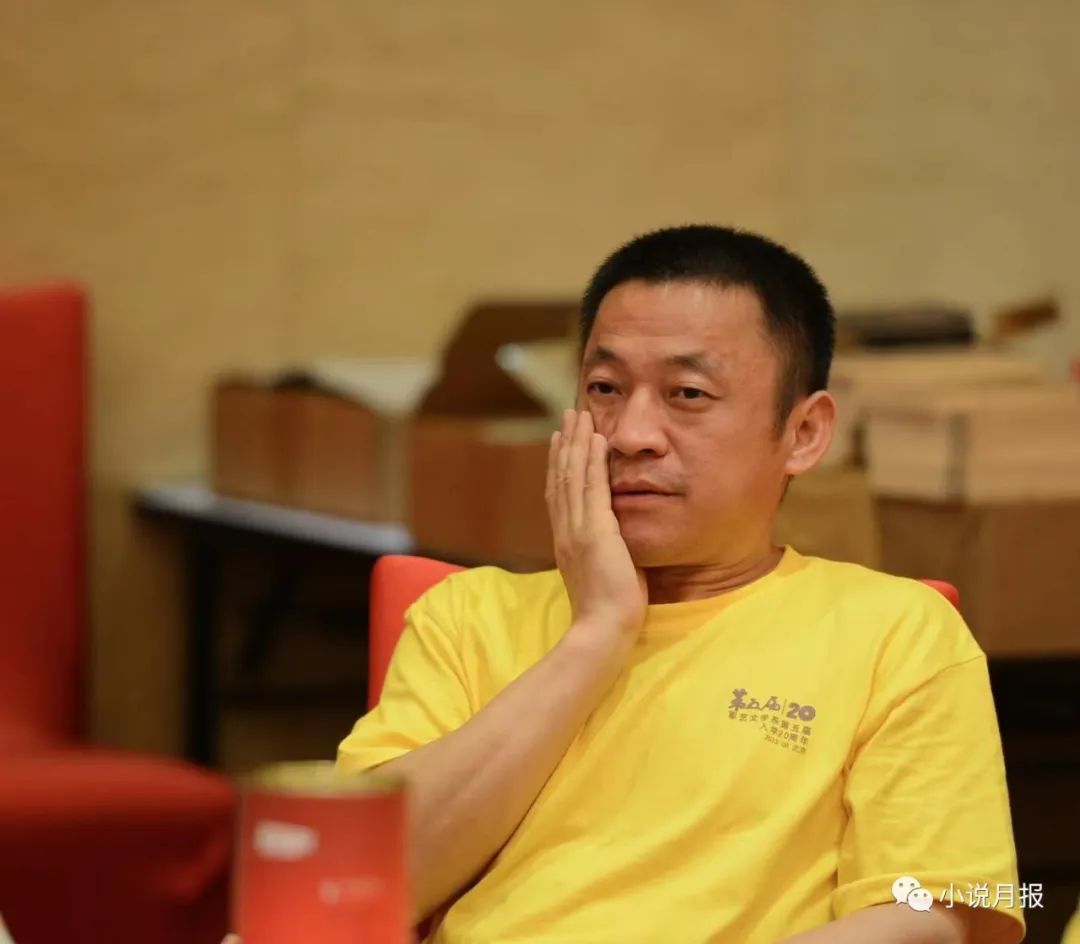 李亞，安徽亳州譙城人。出版中短篇小說集《幸福的萬花球》《初冬》等四部、長篇小說《流芳記》《花好月圓》等四部，曾獲十月文學獎、《小說月報》百花獎、《中國作家》鄂爾多斯文學獎中篇小說獎、魯彥周文學獎中篇小說獎、全軍文藝“新作品獎”一等獎等獎項。