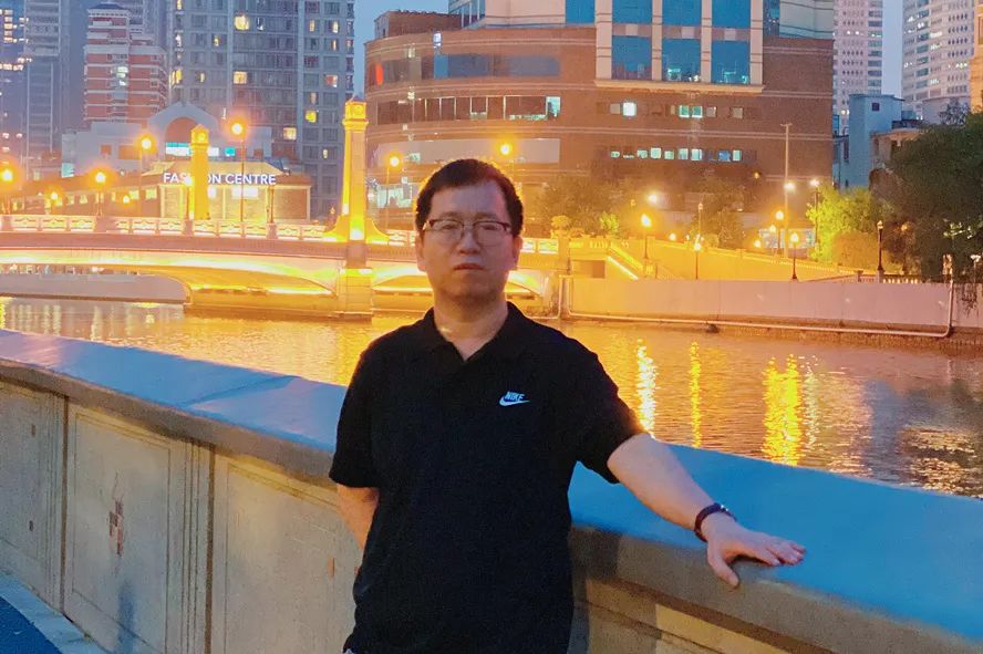 張象：一九八四年生于山西，本名張偉，魯迅文學院第四十二屆高研班學員，山西文學院第七屆簽約作家。曾在《青年文學》《上海文學》《山西文學》《西湖》等刊發表小說，出版有《一混五六年》《你高興就好》等作品。有小說入選高中語文試卷。