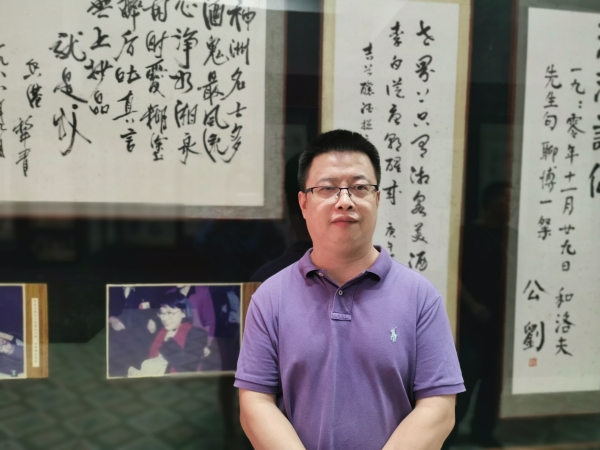 田耳，1976年生于湖南鳳凰，現居于廣西。2007年，田耳憑借中篇小說《一個人張燈結彩》獲得第四屆魯迅文學獎，成為該獎史上最年輕的得主