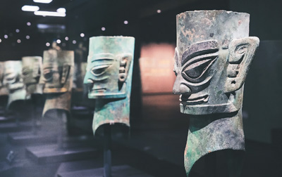 　三星堆博物館新館“巍然王都”展區陳列的青銅人頭像。  　　三星堆博物館供圖