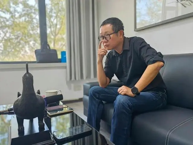 劉慈欣在陽泉接受記者采訪。新華社記者 孫亮全 攝