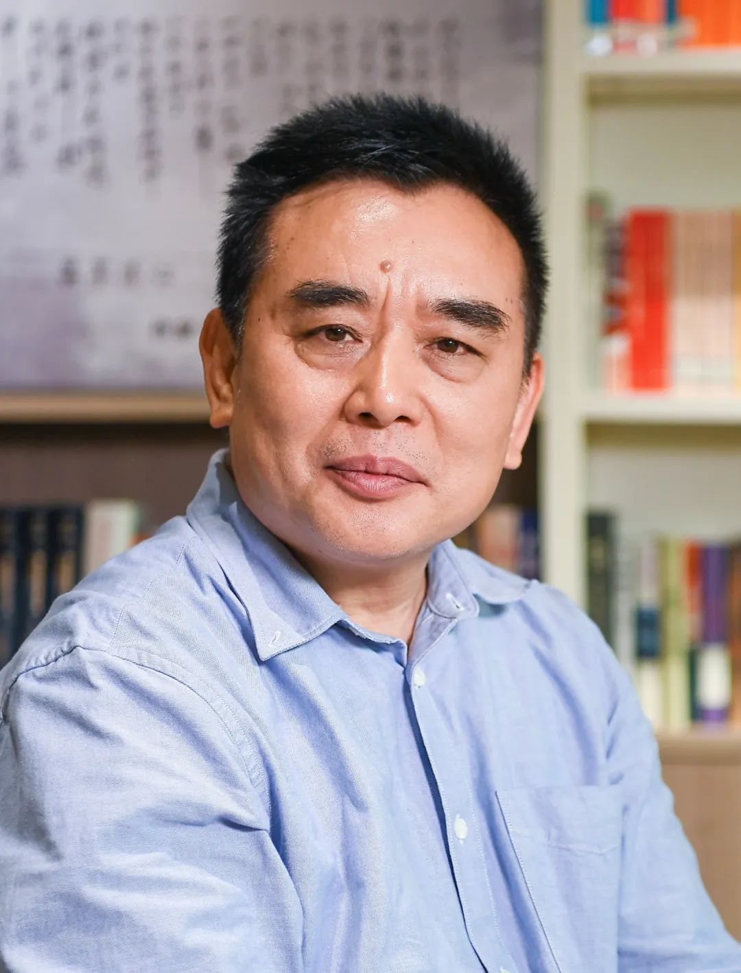 王躍文，著名作家，湖南省溆浦縣人。著有長篇小說《家山》《國畫》《梅次故事》《亡魂鳥》《朝夕之間》《蒼黃》《大清相國》《愛歷元年》，中短篇小說集《漫水》《無雪之冬》，散文隨筆集《幽默的代價》《喊山應》，訪談錄《王躍文文學回憶錄》《無違》等。其中《大清相國》被翻譯成日文出版，小說集《漫水》被翻譯成英文出版。先后獲魯迅文學獎、湖南省青年文學獎、湖南省文化創新獎、湖南省文學藝術獎等，其作品既有對現實矛盾的銳利揭示，對歷史長河的人文發現，也有對原鄉故土的深情回望。現居長沙。
