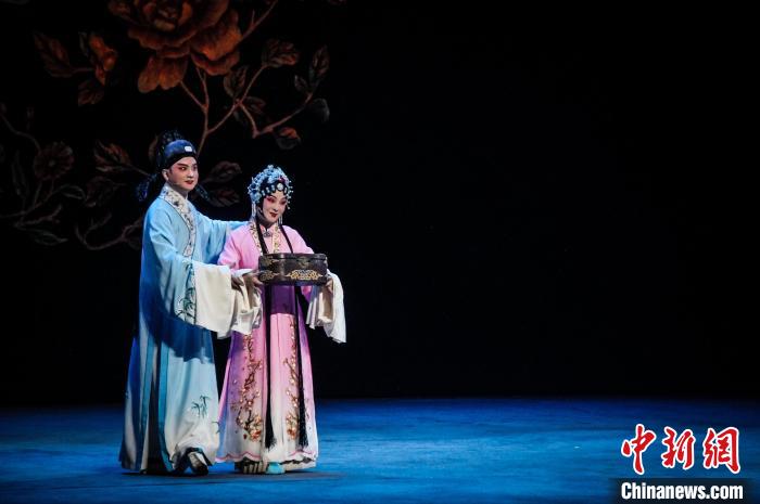 2023年5月15日，新版黃梅戲《羅帕記》在武漢上演。　夏俊俊 攝