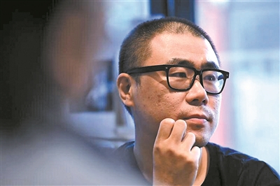 石一楓，1979年生于北京，1998年考入北京大學中文系，文學碩士。著有長篇小說《漂洋過海來送你》《入魂槍》《心靈外史》《借命而生》等，小說集《世間已無陳金芳》《特別能戰斗》等。曾獲魯迅文學獎、馮牧文學獎、十月文學獎、百花文學獎、《小說選刊》年度獎·中篇小說獎等，作品入選年度“中國好書”、中國小說學會年度好小說榜單等。