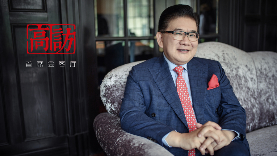曹可凡：1963年7月27日生于上海，江蘇無錫人，1991年畢業于上海第二醫科大學（現上海交通大學醫學院），獲碩士學位。1987年開始業余參與主持電視節目，1995年任東方電視臺專職主持人，1997年獲全國播音主持“金話筒獎”。現任上海廣播電視臺節目主持人、同濟大學客座教授。