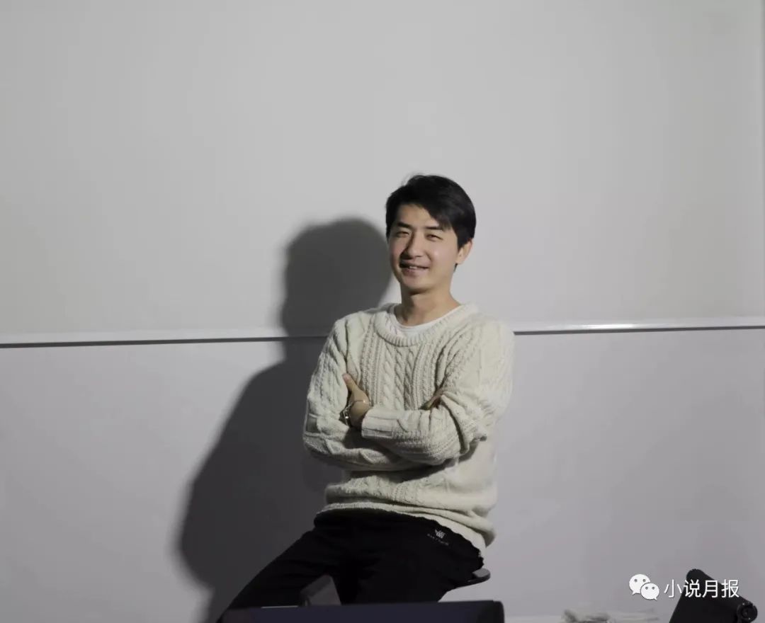 哥舒意，青年作家，魯迅文學院第十四屆中青年高研班學員。已出版《惡魔奏鳴曲》《中國孩子》等多部長篇。作品多次在《收獲》《萌芽》《青年文學》《上海文學》《小說界》《山花》等文學雜志發(fā)表。