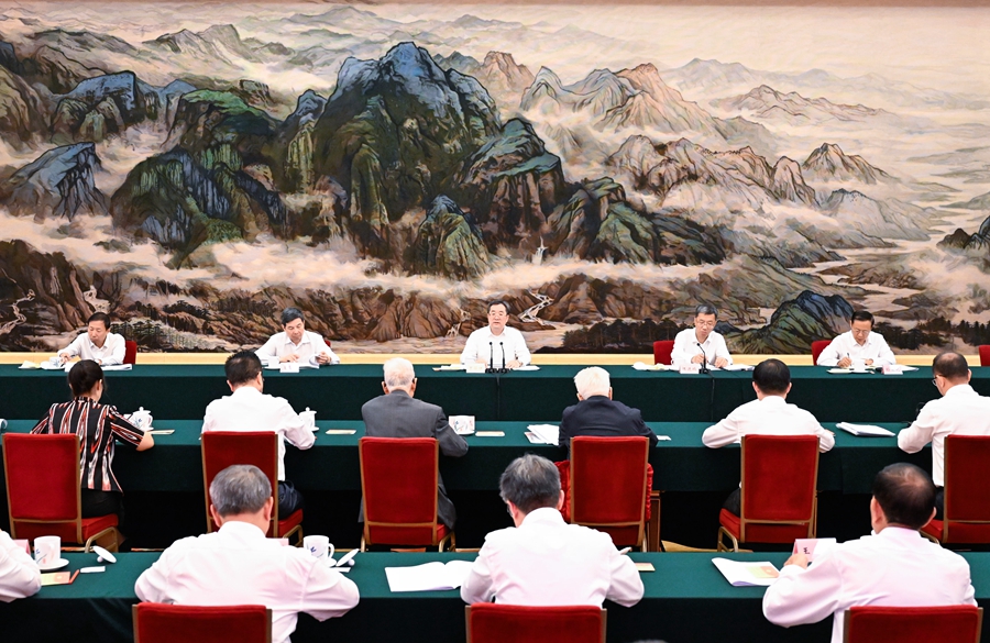 9月9日，全國(guó)優(yōu)秀教師代表座談會(huì)在北京召開。中共中央政治局常委、國(guó)務(wù)院副總理丁薛祥出席會(huì)議，傳達(dá)習(xí)近平致信和李強(qiáng)批示并講話。新華社記者 申宏 攝