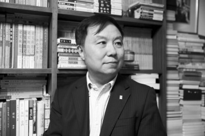汪家明，曾任山東畫報出版社總編輯、生活·讀書·新知三聯書店副總編輯、人民美術出版社社長