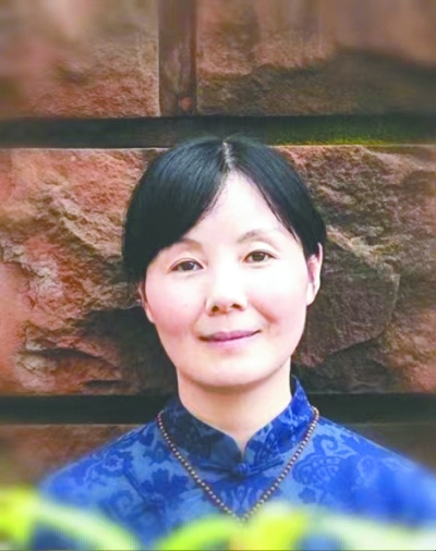 王蕓，中國作協會員，一級作家。生于湖北，現為南昌市文學藝術院專業作家。出版有長篇小說《對花》《江風烈》，小說集《與孔雀說話》《薇薇安曾來過》《羽毛》，散文集《紙上萬物浮現如初》《此生》《穿越歷史的楚風》《接近風的深情表達》等。其作品曾獲得屈原文藝獎“優秀人才獎”、湖北文學獎、冰心散文獎、林語堂小說獎等榮譽。