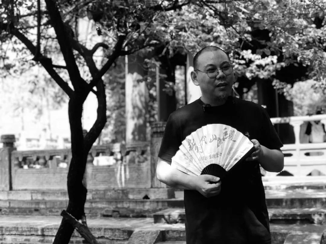 王十月，70后小說家。《作品》雜志社社長總編，泥石流文學獎發起人。著有長篇小說《無碑》《收腳印的人》《如果末日無期》《米島》《活物》等，小說集《國家訂單》《人罪》等數十種。獲第五屆魯迅文學獎，《人民文學》年度中篇小說獎、《中國作家》鄂爾多斯文學獎，《小說選刊》年度中篇小說獎，百花文學獎等。多次上榜中國小說學會年度小說榜，中國散文學會年度散文榜及各類好書榜。