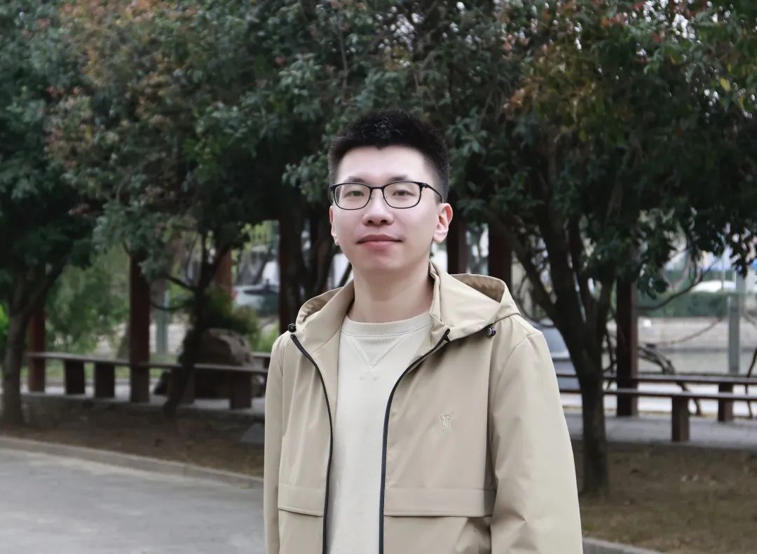 薛超偉 2014年畢業于復旦大學MFA創意寫作班。作品散見于多種文學刊物，已出版小說集《隱語》。薛超偉稱，“文學是孤獨者的創造”這句話特別令他動容，他秉持著“我可以孤獨一輩子”的想法進行寫作。采訪中他談到閱讀經典書籍對他的創作影響很大，“將傳統文化與當下銜接，會呈現出獨特的意境”。