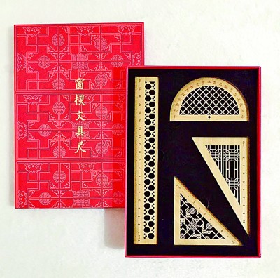 以中國傳統(tǒng)建筑中的窗欞紋樣為靈感設(shè)計的文具尺。資料圖片