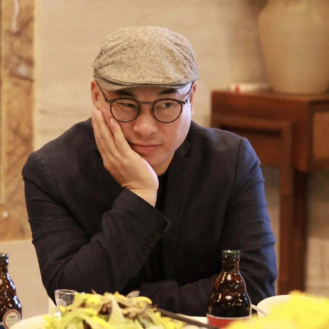 本期嘉賓：  鐘二毛，瑤族，湖南人，現居深圳。中國作協會員。在《當代》《民族文學》《中國作家》等文學期刊發表大量作品，并多次被《小說月報》《小說選刊》《中篇小說選刊》轉載。出版有長篇小說《小中產》《小浮世》，中短篇小說集《回鄉之旅》《舊天堂》等10余部。曾獲《小說月報》百花文學獎、《民族文學》年度獎、《青年文學》城市文學排行榜獎等。編劇、導演電影作品《死鬼的微笑》獲第60屆美國羅切斯特國際電影節電影獎。