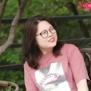 本期主持人：  徐海玉，朝鮮族，黑龍江人。北京語言大學對外漢語碩士，中央民族大學朝鮮語言文學專業博士（在讀）。曾任對外漢語教師，現任《民族文學》（朝鮮文版、漢文版）副編審，譯作有《人生那么長，停一下又何妨》（中信出版社）等。