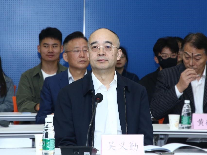 中國作協黨組成員、副主席吳義勤出席論壇并致辭