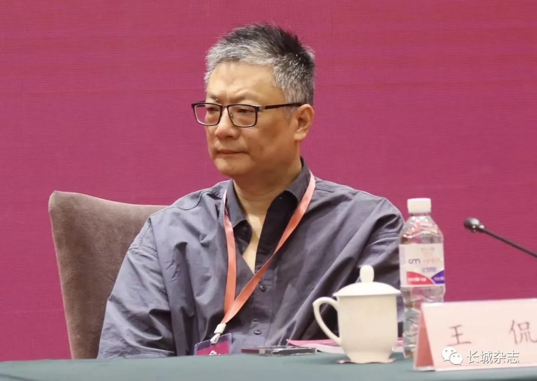 王侃，浙江東陽人，文學(xué)博士，杭州師范大學(xué)人文學(xué)院教授。主要研究領(lǐng)域?yàn)橹袊F(xiàn)當(dāng)代文學(xué)史、中國當(dāng)代文學(xué)批評、中國電影等。在各類學(xué)術(shù)期刊發(fā)表學(xué)術(shù)論文百余篇，出版有《詩與思的維度》《敘事門與修辭術(shù)》《時(shí)見疏星渡河漢》等著作十余部。曾獲第三屆唐弢青年文學(xué)研究獎、第五屆中國當(dāng)代文學(xué)優(yōu)秀批評家獎。