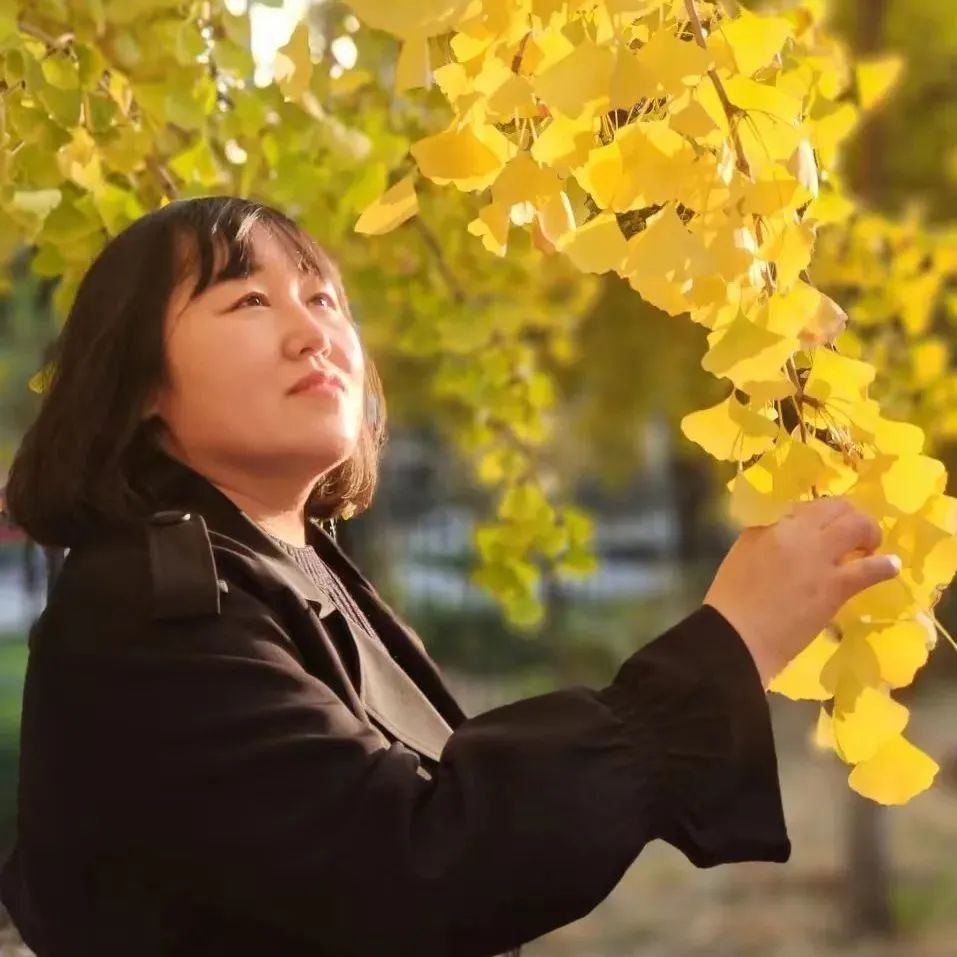 劉云芳， 中國作家協(xié)會會員，河北文學(xué)院簽約作家。作品主要發(fā)表于《北京文學(xué)》《天涯》《青年文學(xué)》《散文》《散文選刊》等報刊。曾兩次獲得香港青年文學(xué)獎，并獲得孫犁散文獎雙年獎、孫犁文學(xué)獎、河北文藝貢獻(xiàn)獎。已出版散文集《木頭的信仰》《給樹把脈的人》《陪你變成魚》，童話《奔跑的樹枝馬》《老樹洞婆婆的故事》。