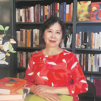 張翎，浙江溫州人，海外華文作家、編劇。代表作有《勞燕》《余震》《金山》等。